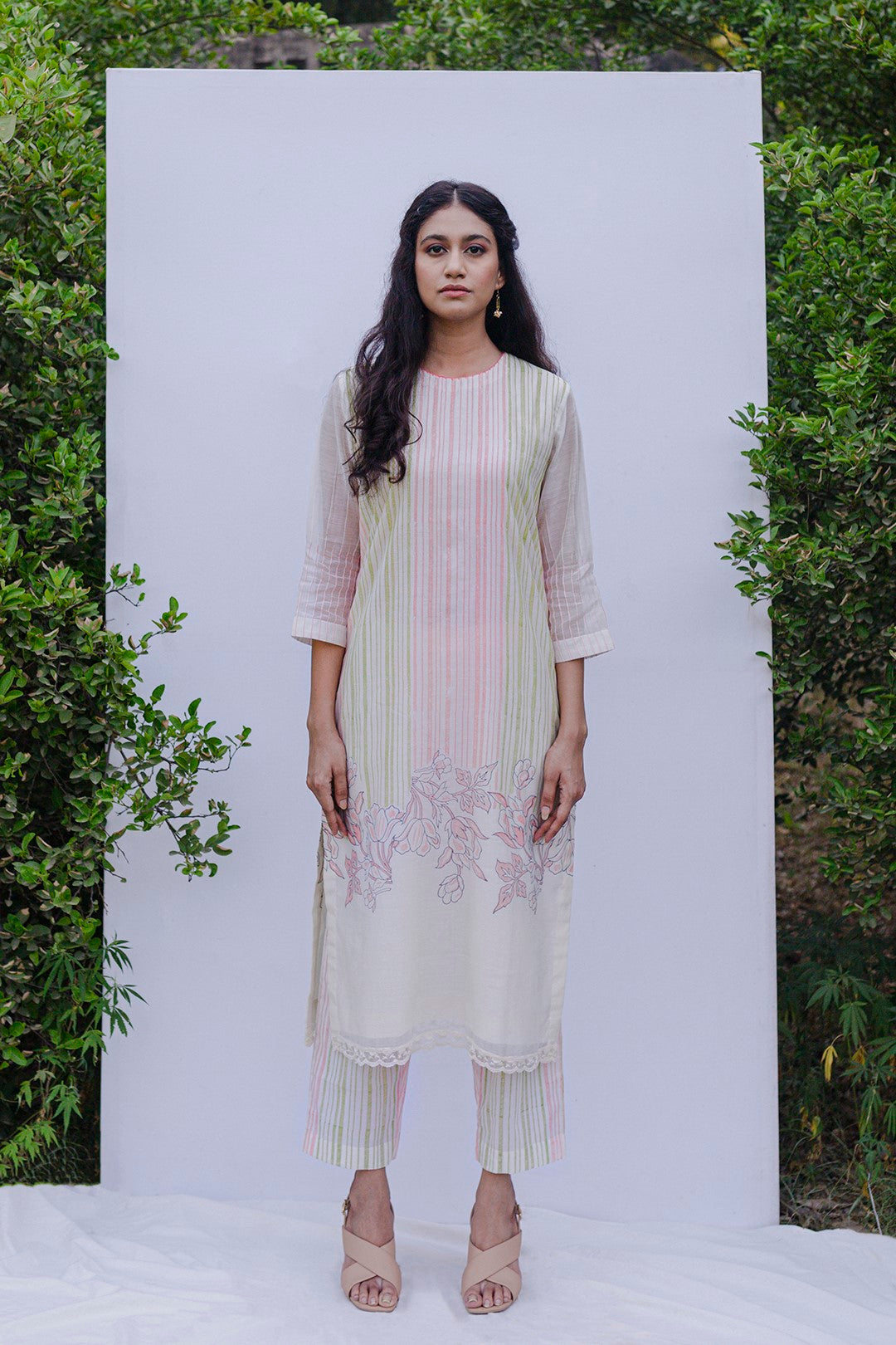 IVORY CHANDERI BLOCK PRINTED STRIPE AND FLORAL BACK BUTTON KURTA WITH PRINTED COTTON PANTS AND LACE STOLE