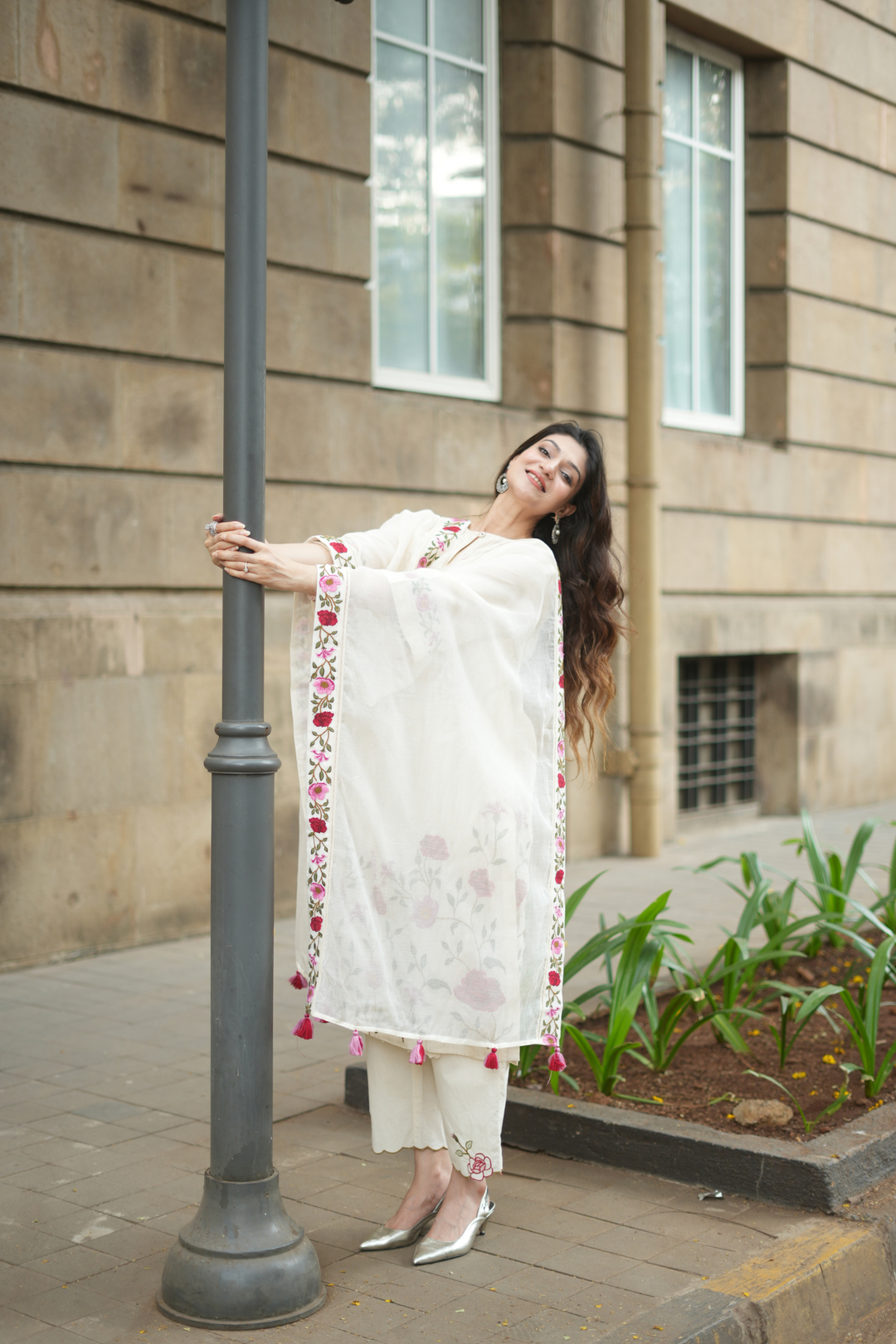 GARDENIA CHARM: IVORY FLORAL EMBRIODERY JAAL KURTA SET WITH FLORAL BORDER DUPATTA
