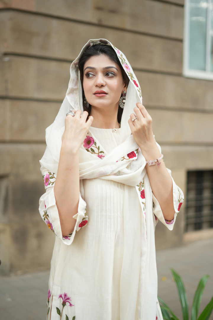 GARDENIA CHARM: IVORY FLORAL EMBRIODERY JAAL KURTA SET WITH FLORAL BORDER DUPATTA