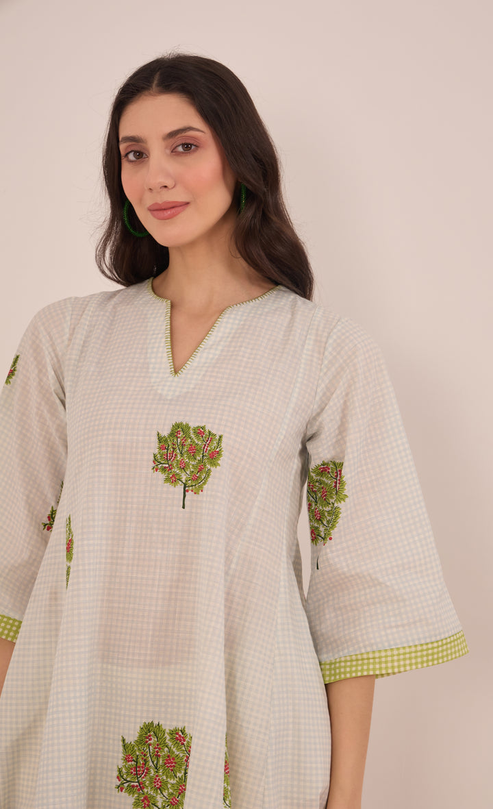 COTTON BLUE CHECK APPLE TREE V-NECK TOP