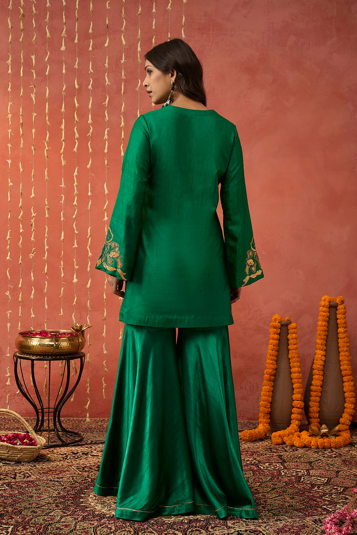 HEENA-EMERALD GREEN GLASS NECK SILK SHORT EMBROIDERED KURTA