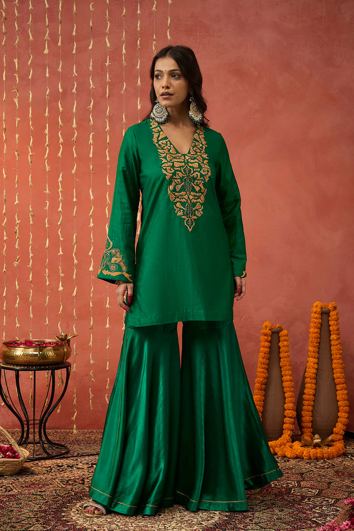 HEENA-EMERALD GREEN GLASS NECK SILK SHORT EMBROIDERED KURTA