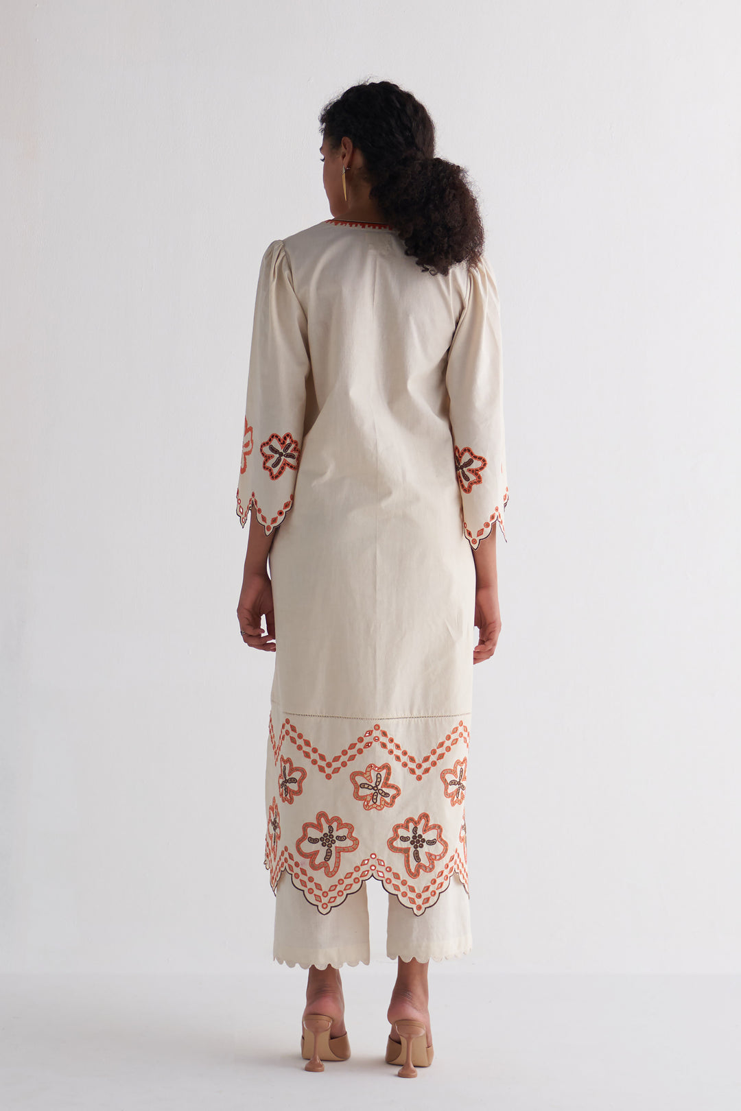 Off white pants with scallope lace