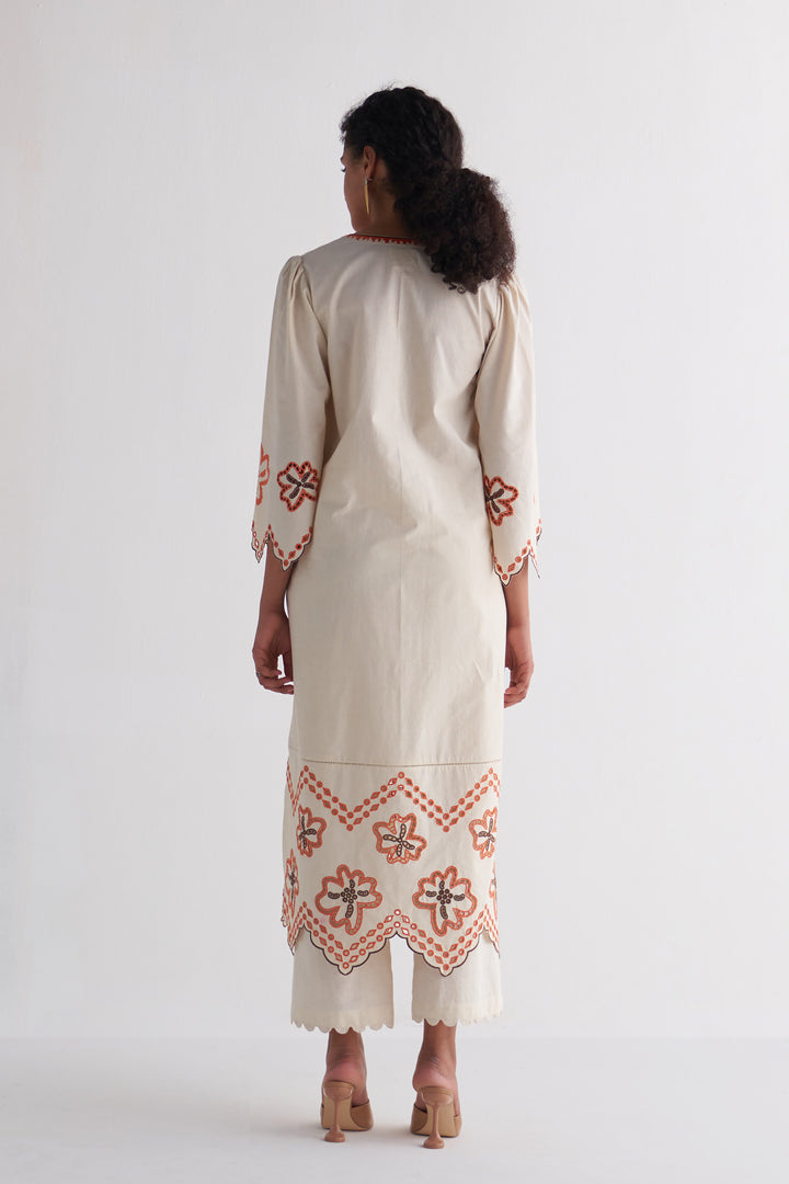 Off white pants with scallope lace
