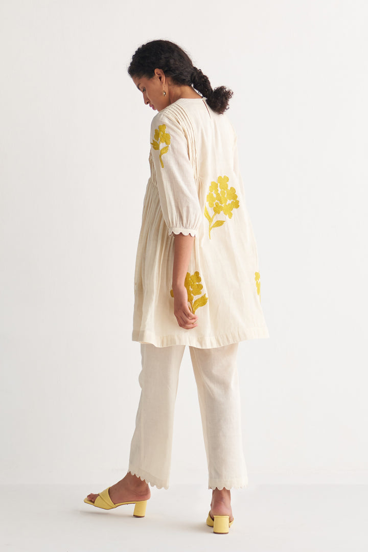 Off white pants with scallope lace