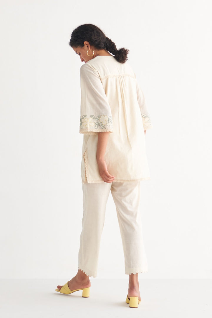 Off white pants with scallope lace