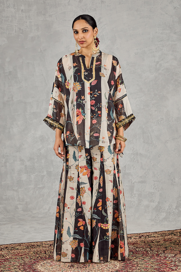 BLACK AND WHITE CHINTZ FLARE KALI PANT