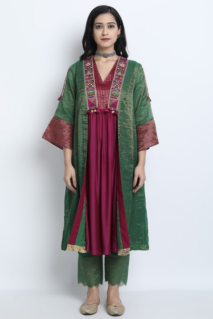 EMERALD GREEN CHANDERI EMBROIDERED PADMAVAT JACKET WITH GOLD YOK INNER AND TISSUE SCALLOP PANT
