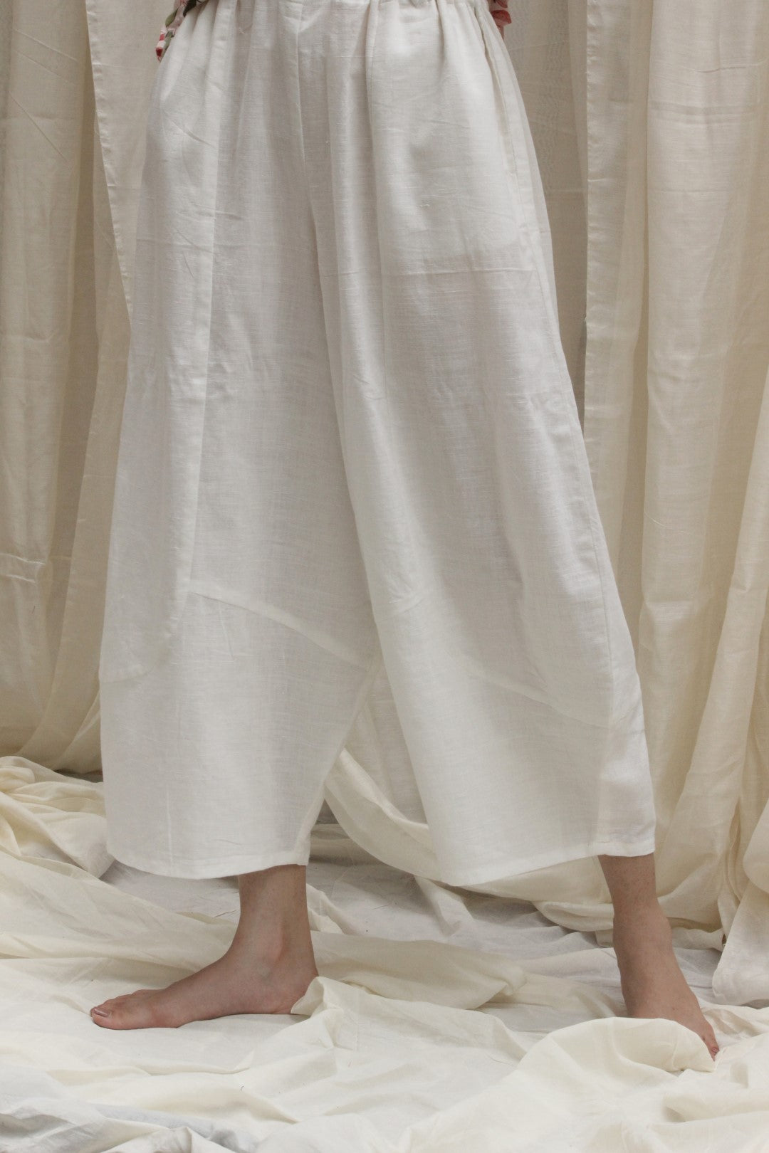 WHITE COTTON CROPPED BOAT PANTS