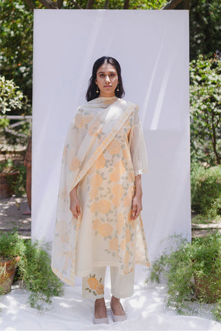 IVORY CHANDERI BLOCK PRINTED FLORAL YELLOW ROSE ARC KURTA WITH COTTON PANTS AND PRINTED STOLE