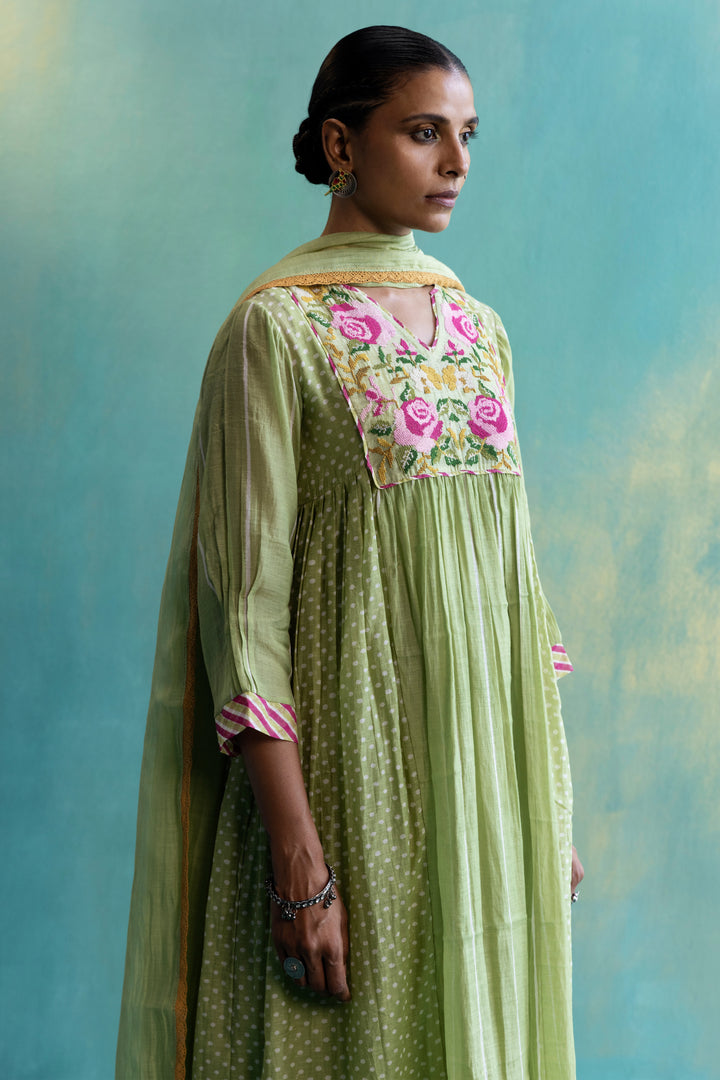 DIL-KASH OLIVE GREEN CHANDERI FRONT AND BACK FLORAL EMBROIDERY WITH SIDE PLEATS AND POLKAS KURTA SET OF 3
