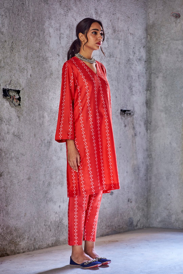 RED NATURAL SILK VERTICAL STRIPE BANDHANI PRINT KURTA SET