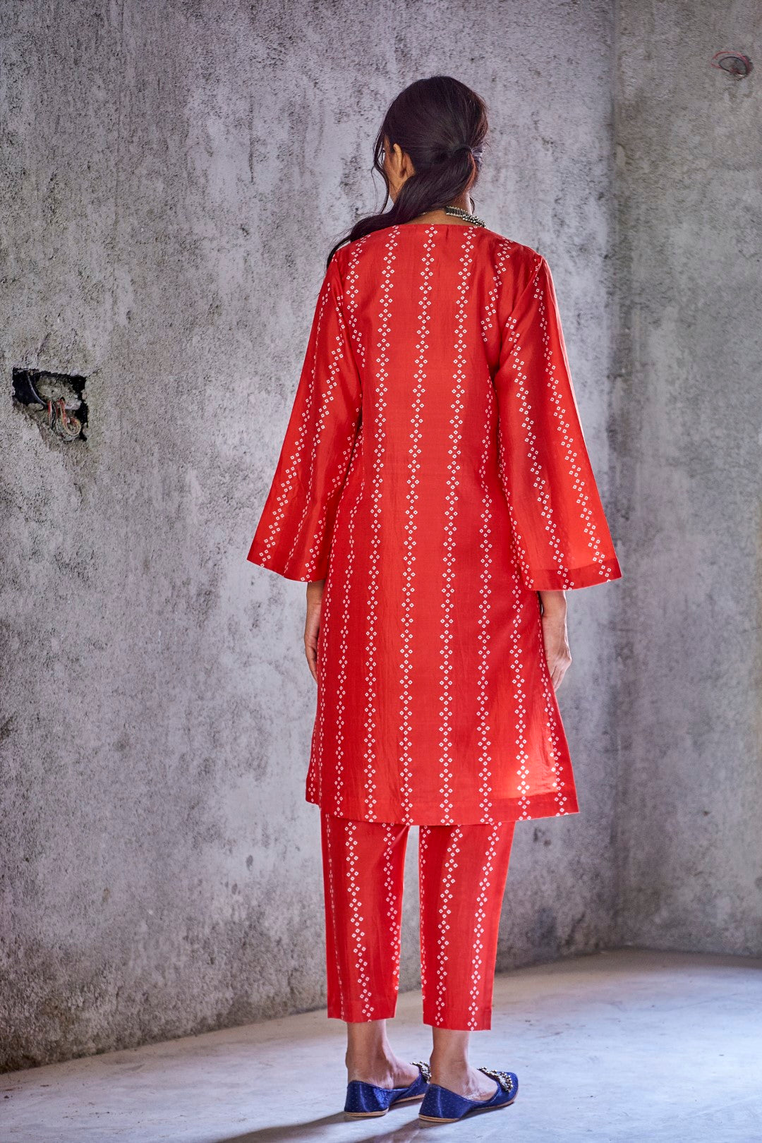 RED NATURAL SILK VERTICAL STRIPE BANDHANI PRINT KURTA SET