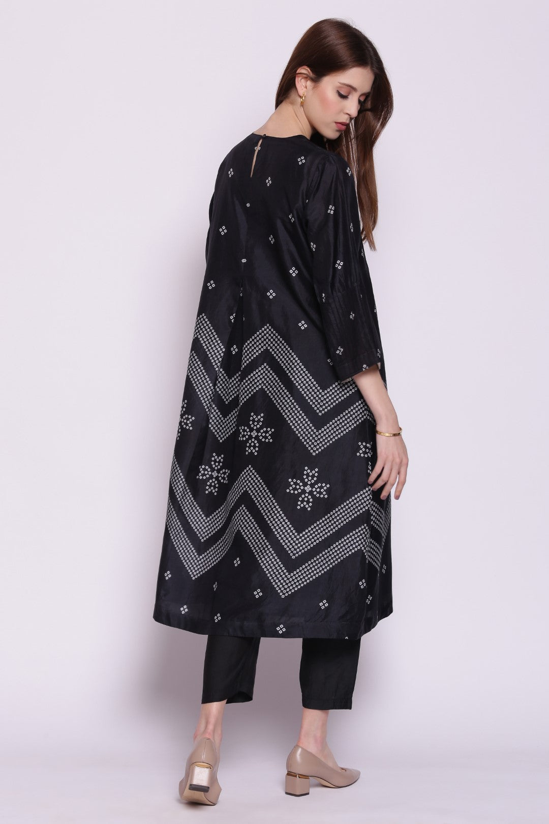BLACK CHEVRON BANDHANI PINTUCK SILK KURTA WITH PANTS