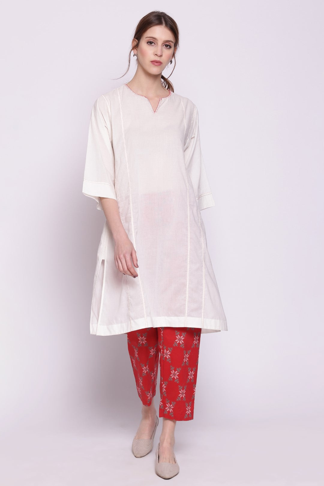 WHITE COTTON KALI KURTA WITH HAND STITCH DETAILS AND OVERSIZE POCKETS.