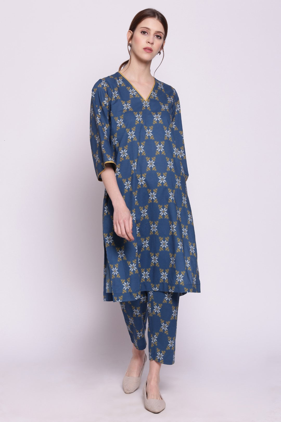 BLUE V-NECK SNOWFLAKE PRINTED COTTON KURTA WITH PRINTED PANTS