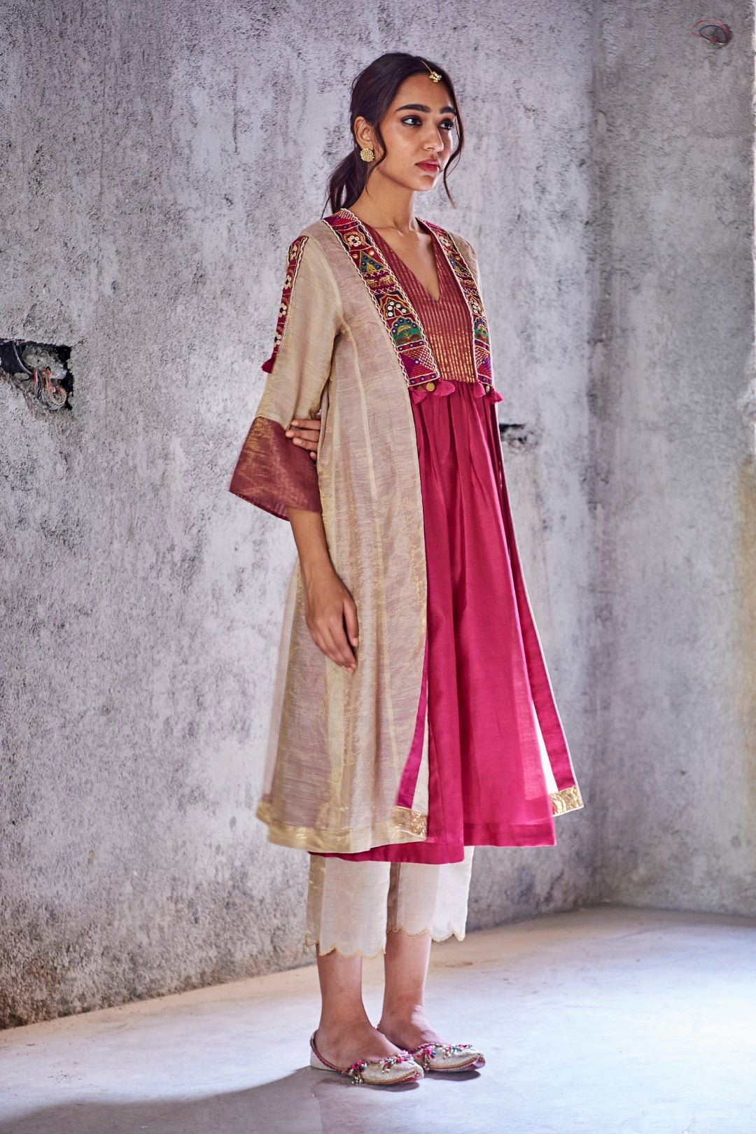 BEIGE HANDWOVEN TISSUE CHANDERI PADMAVAT JACKET WITH TISSUE SCALLOP PANTS