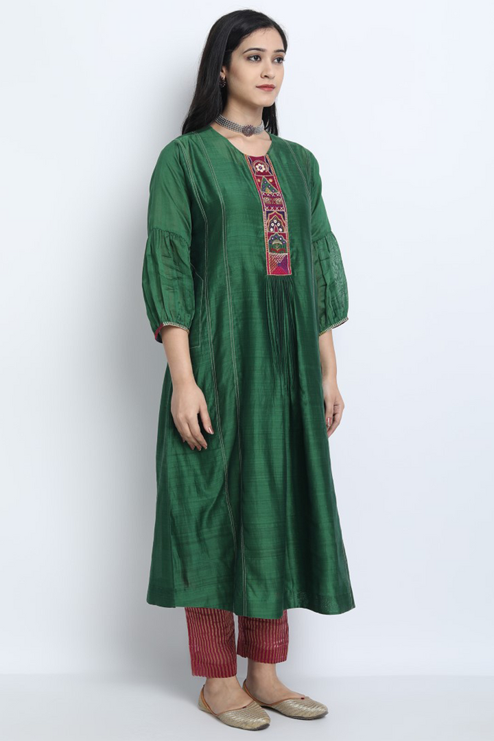 RUKMANI-EMERALD GREEN SILK CHANDERI EMBROIDERED KURTA SET